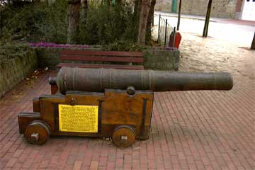 Oud kanon op plein voor de Duvetorre.