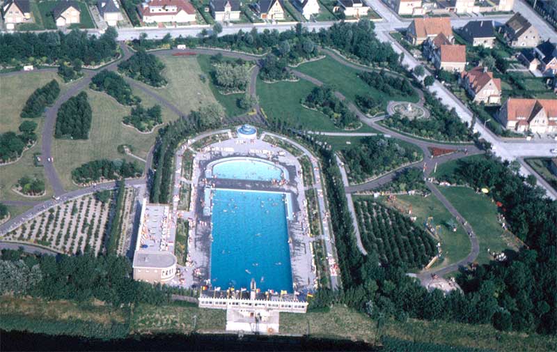 luchtfoto park en zwembad